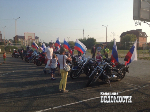 По Белоярке проехала колонна байкеров с российскими флагами  (ФОТО)