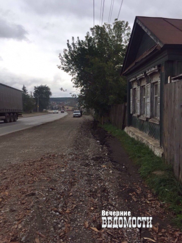 Реконструкция дороги в Белоярке вызвала возмущение жителей (ФОТО)