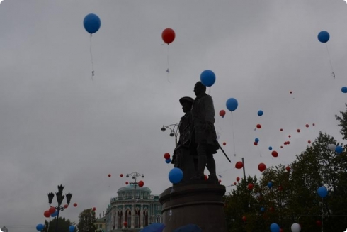 Юные екатеринбуржцы в память о героях ВОВ запустили в небо воздушные шары с именами погибших