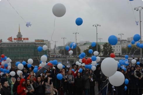 Юные екатеринбуржцы в память о героях ВОВ запустили в небо воздушные шары с именами погибших