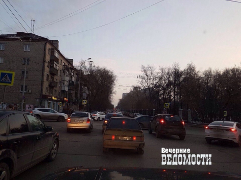 Неработающий светофор в Екатеринбурге собирает пробки