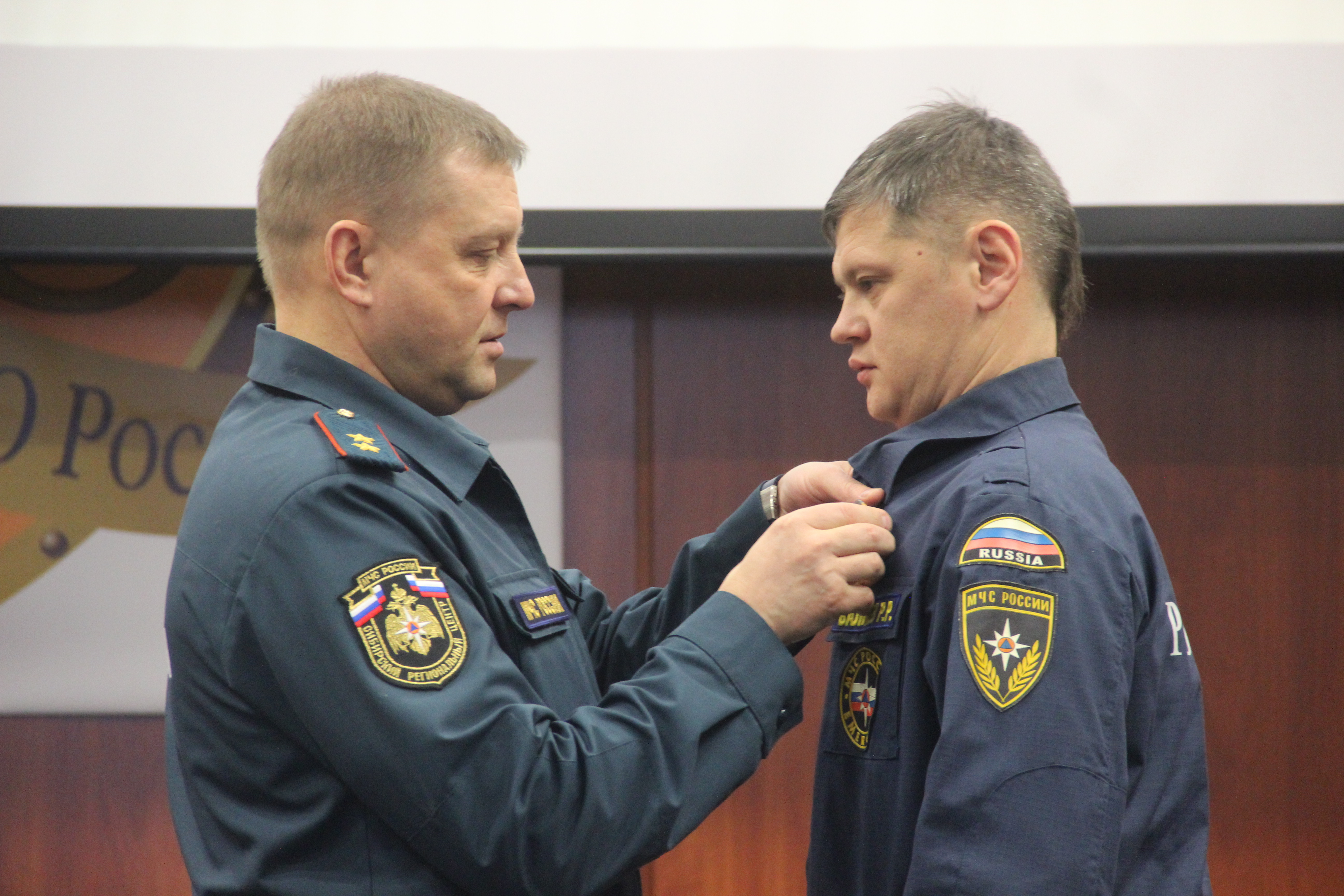 На Урале отличившихся за год спасателей и пожарных наградили медалями МЧС
