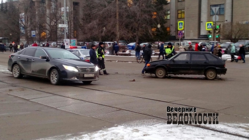 «Лада» протаранила иномарку на проспекте Ленина