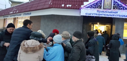 В Екатеринбурге пенсионеров и инвалидов поздравили дети из реабилитационного фонда