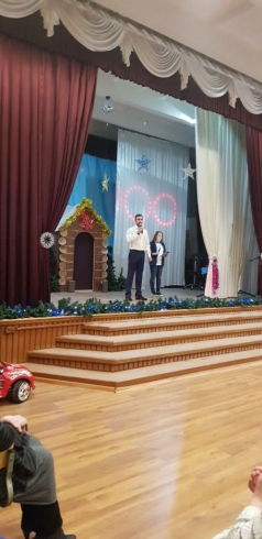 В Екатеринбурге пенсионеров и инвалидов поздравили дети из реабилитационного фонда