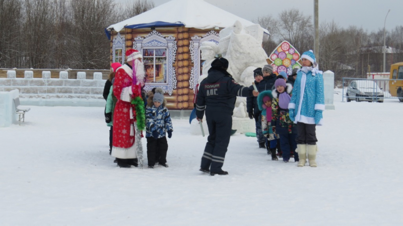 «Полицейский Дед Мороз» продолжил поздравлять детей и жителей Серова