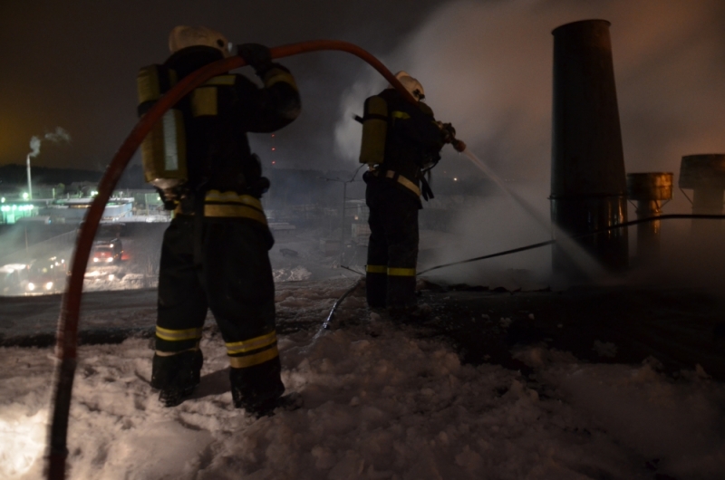 Крупный пожар на складе сырья для производства пластика в Екатеринбурге