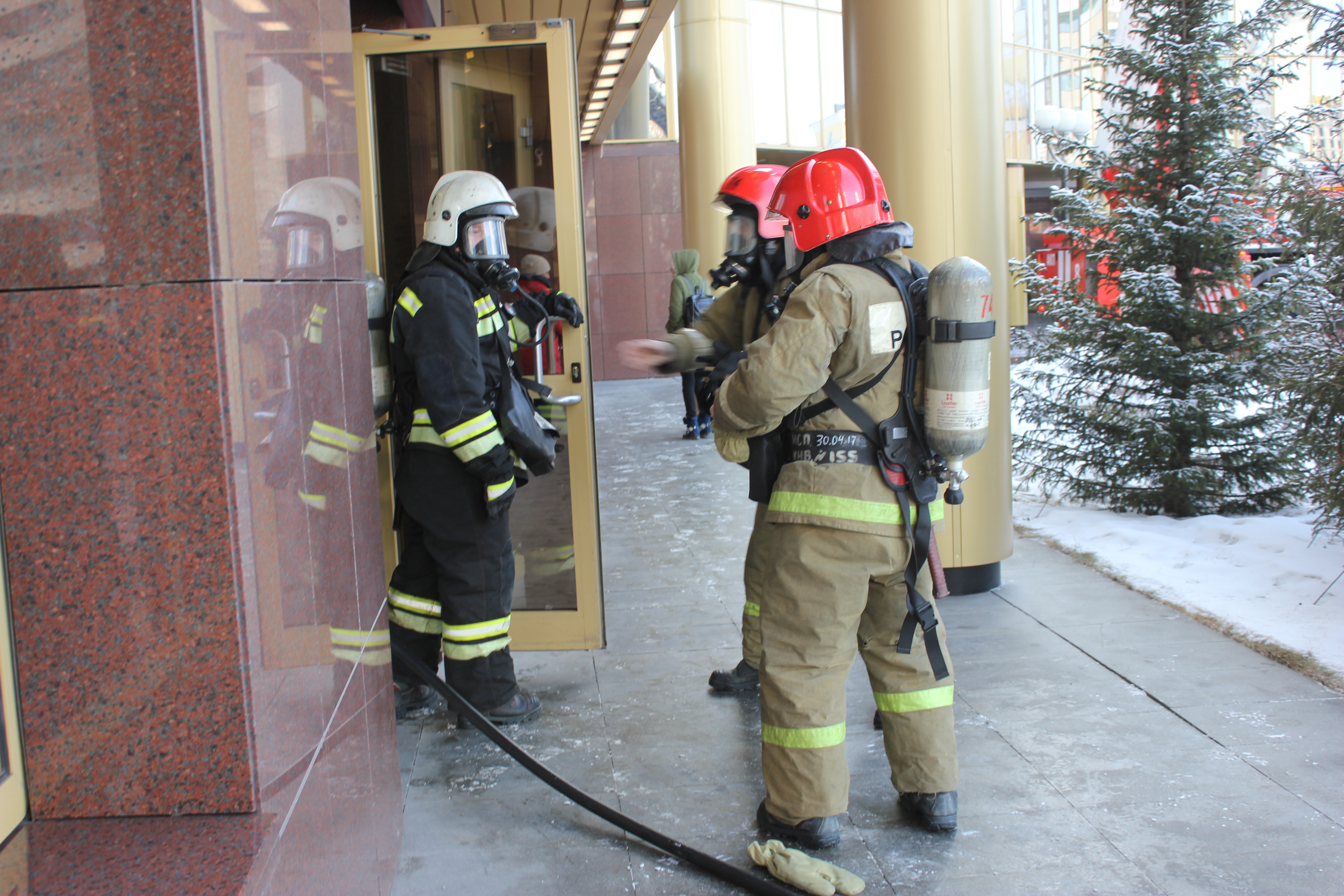 Готовимся к ЧМ-2018: сотрудники МЧС провели пожарные учения в екатеринбургском отеле