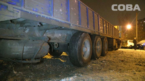 На улице Крестинского произошло ДТП с участием грузовика