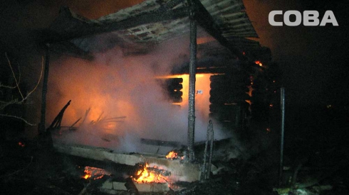 Ночью в Екатеринбурге горел частный строящийся дом и надворные постройки