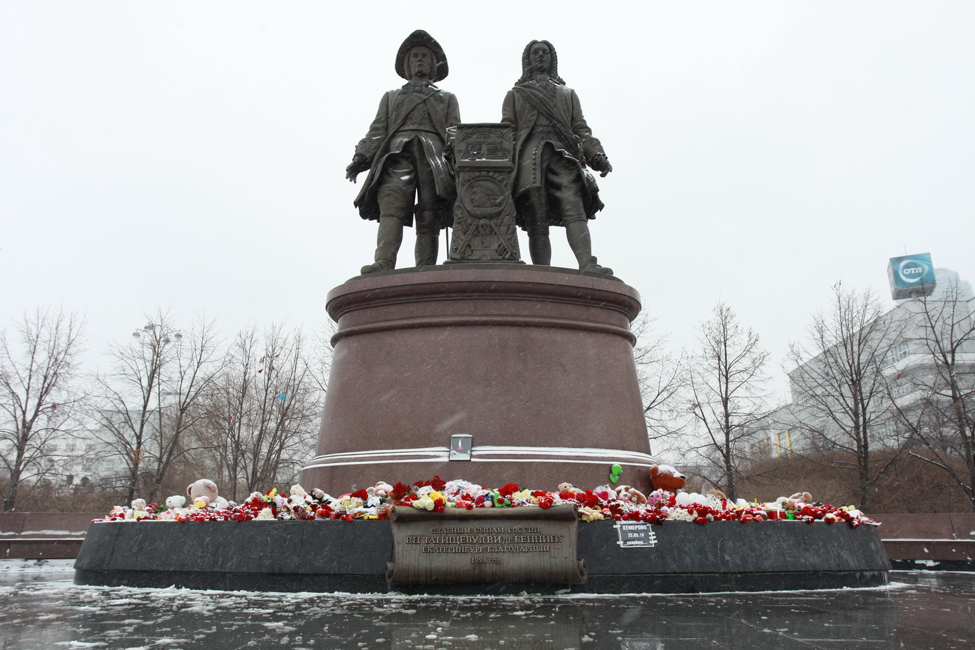 Куйвашев и Якоб возложили цветы к временному мемориалу в память погибших в Кемерове