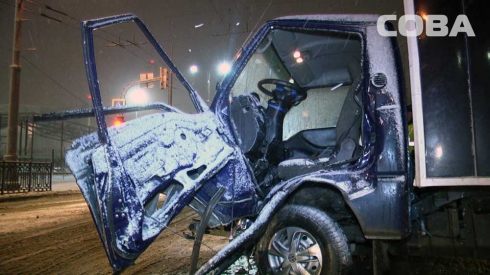 На перекрестке Репина — Крауля произошла авария с грузовым автомобилем