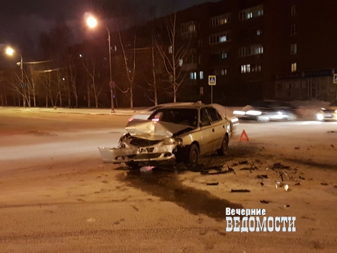 В Екатеринбурге на перекрестке Фурманова — Сурикова столкнулись два автомобиля