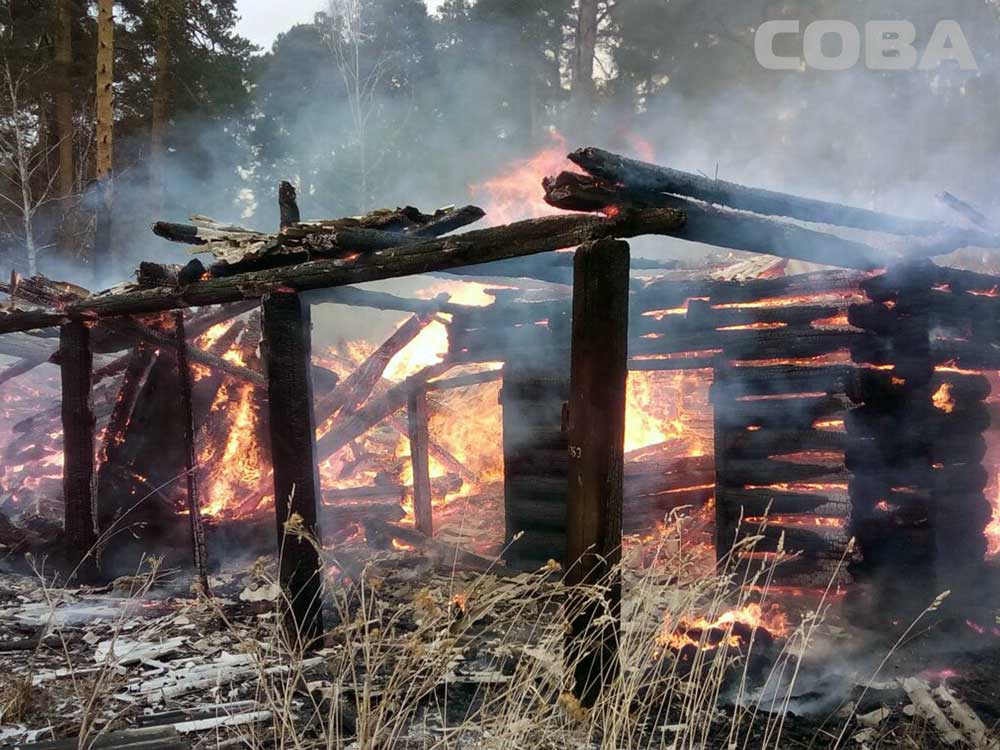 В Екатеринбурге горит заброшенный коровник