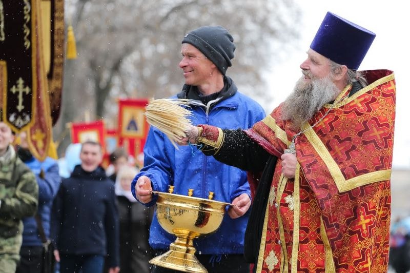 По центру Екатеринбурга прошёл крестный ход в честь Царской семьи