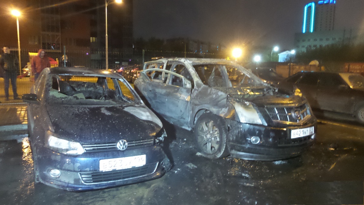 Три автомобиля горели ночью на улице Репина