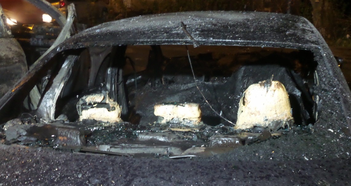 Три автомобиля горели ночью на улице Репина