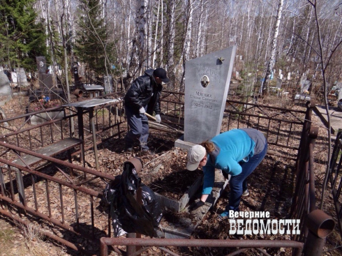 В Новоуральске общественники и студенты привели в порядок могилы ветеранов к 9 Mая