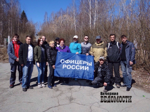 В Новоуральске общественники и студенты привели в порядок могилы ветеранов к 9 Mая