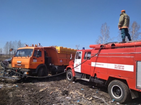 В поселке Шабровском третий день ликвидируют тление мусора на свалке