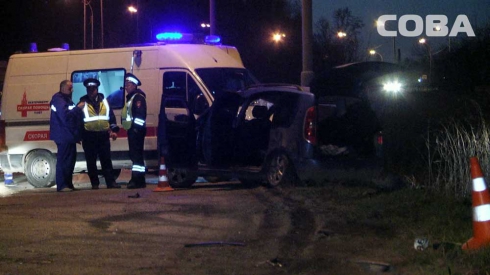 В Екатеринбурге Skoda врезалась в столб. Водитель и пассажирка госпитализированы