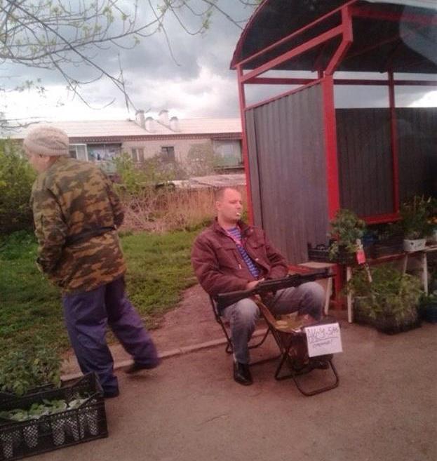 На одной из остановок Екатеринбурга продавались рассада, саженцы и автомат Калашникова