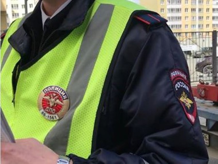 В Екатеринбурге инспектор ГИБДД едва не эвакуировал машину с ребёнком внутри
