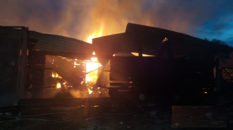 В Берёзовском из-за пожара многодетная семья осталась без крыши над головой