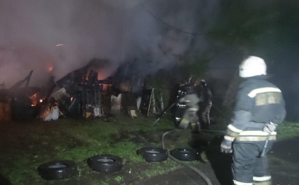 В Екатеринбурге жители горевшего в районе Южного автовокзала дома уверены: дом подожгли
