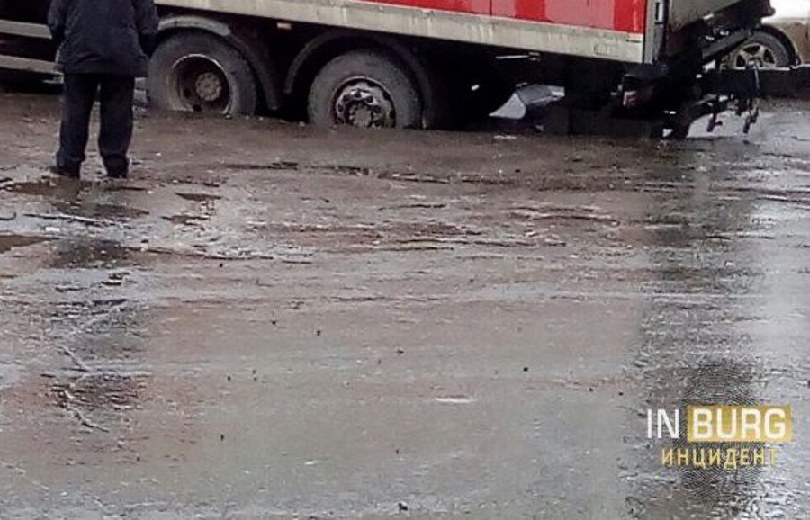 В Екатеринбурге грузовик «Магнита» чуть не ушёл под землю на Эльмаше