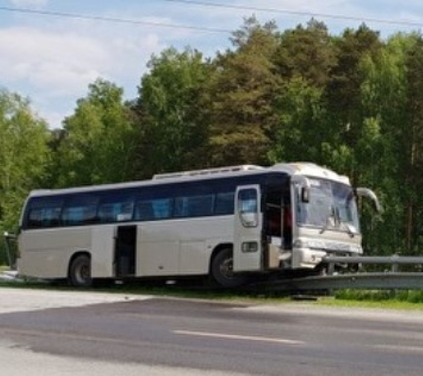 На Серовском тракте автобус с пассажирами протаранил ограждение и повис на нём