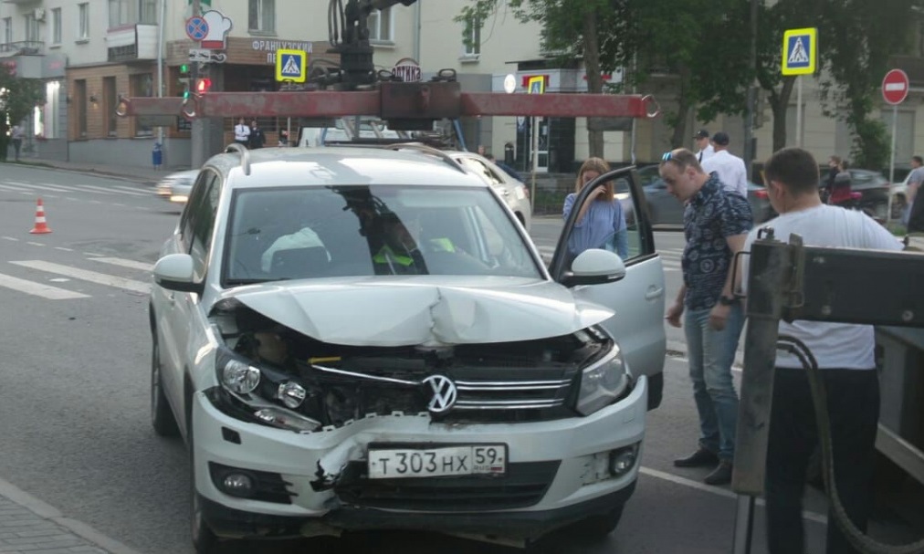 Сразу после матча Япония — Сенегал на улице Малышева в Екатеринбурге лоб в лоб столкнулись Toyota и Volkswagen