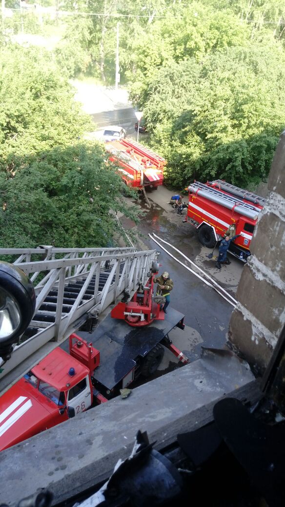 В Каменске-Уральском из горящего дома эвакуировали порядка 100 человек
