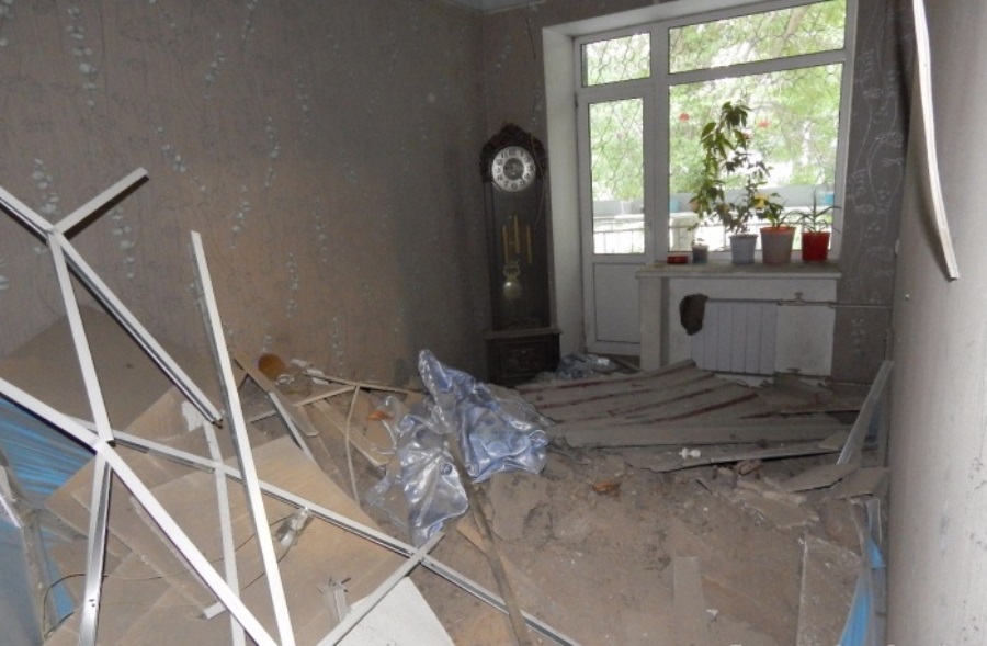 В Екатеринбурге в жилом доме посреди ночи прямо в квартиру рухнуло межэтажное перекрытие