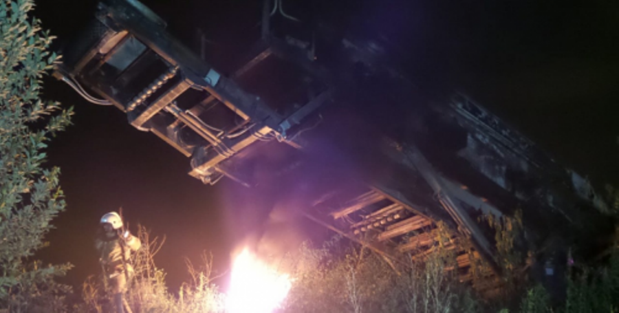 Ночью в Екатеринбурге сгорела установка для дробления щебня