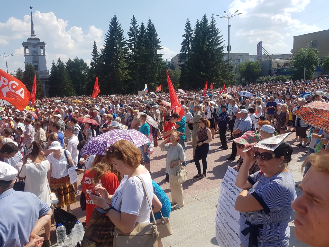 В Екатеринбурге прошёл митинг против пенсионной реформы. Вся площадь Советской Армии заполнена протестующими