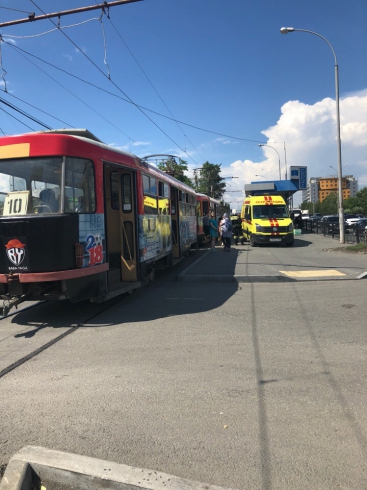 Женщина попала под трамвай в Екатеринбурге