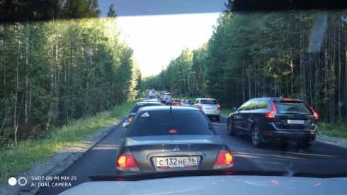 На подъезде к Екатеринбургу образовалась пробка из автомобилей длиной более километра