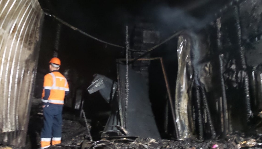 На улице Проезжей в Екатеринбурге в горящем доме погиб мужчина, пострадали женщина и трое детей