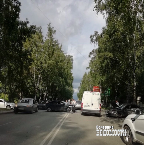 В Екатеринбурге на улице Блюхера столкнулись две иномарки