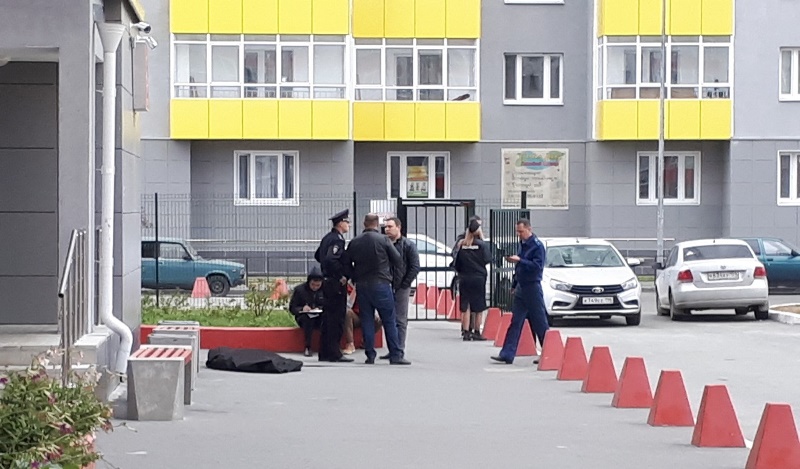 В Екатеринбурге погиб пятиклассник, упав с высоты