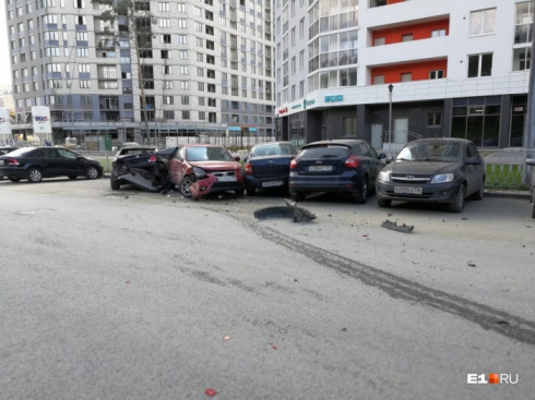 В Екатеринбурге дворовой стритрейсер устроил гонку в жилом квартале и протаранил три машины