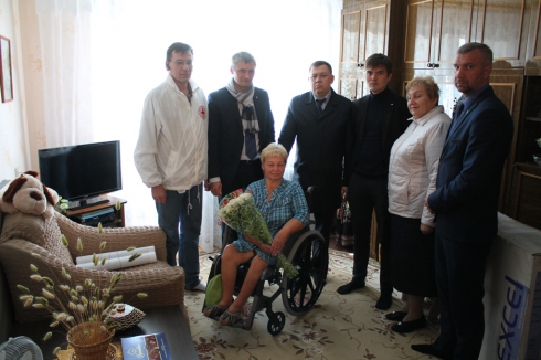 Свердловским ветеранам подарили инвалидные кресла