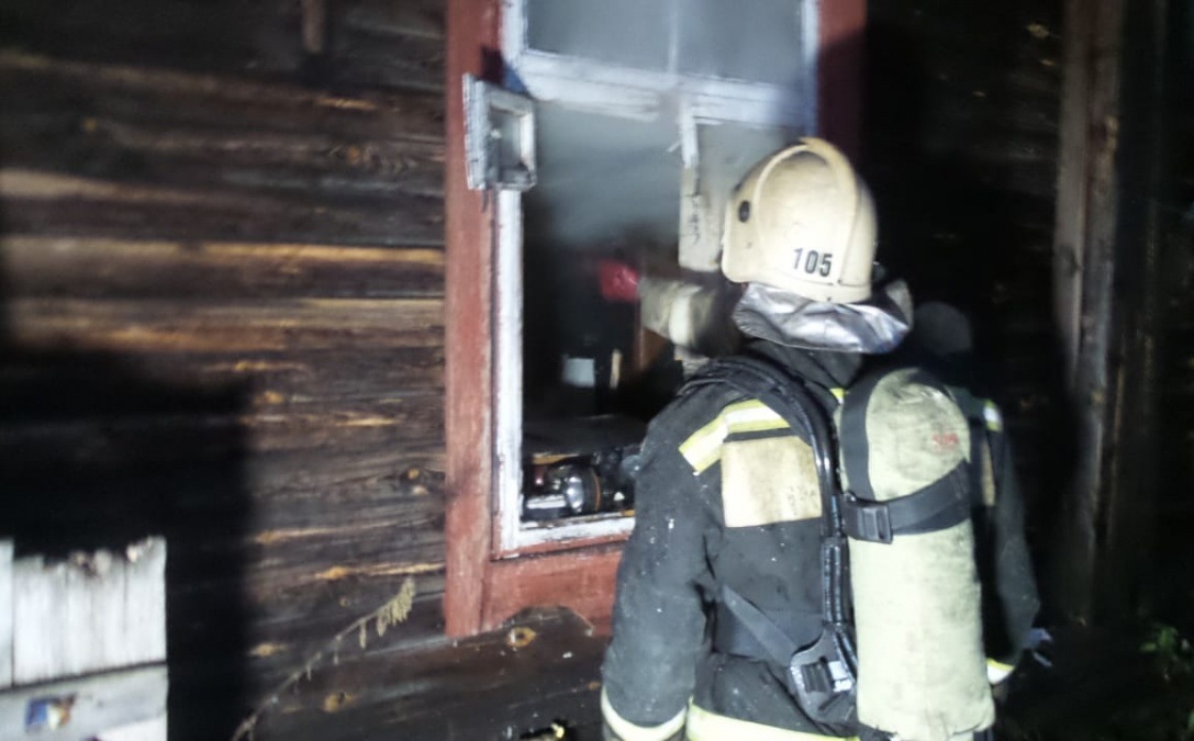 При пожаре на улице Снайперов в Екатеринбурге погибли два человека