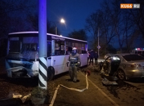 В Каменске-Уральском столкнулись автобус и Mazda: один человек погиб, 16 получили травмы