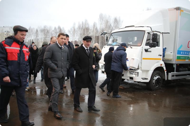 Евгений Куйвашев передал муниципалитетам автомобили скорой помощи и ФАПы