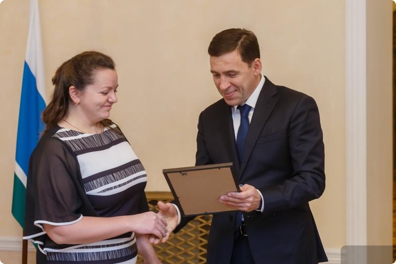 Евгений Куйвашев вручил медицинским работникам жилищные сертификаты