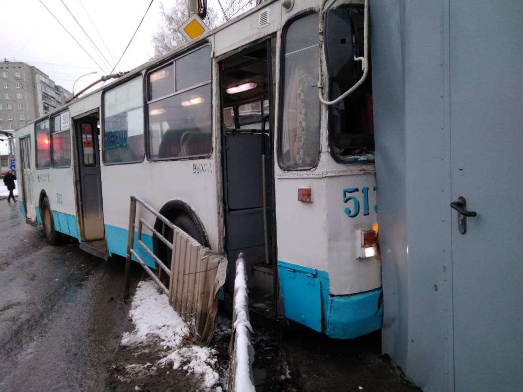 На улице Советской троллейбус сбил 16-летнюю девушку