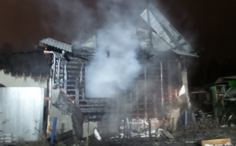 В загоревшемся садовом доме в Екатеринбурге погиб человек