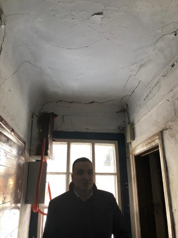 Депутат Госдумы помог свердловчанке переехать из барака-конюшни в нормальное жилье